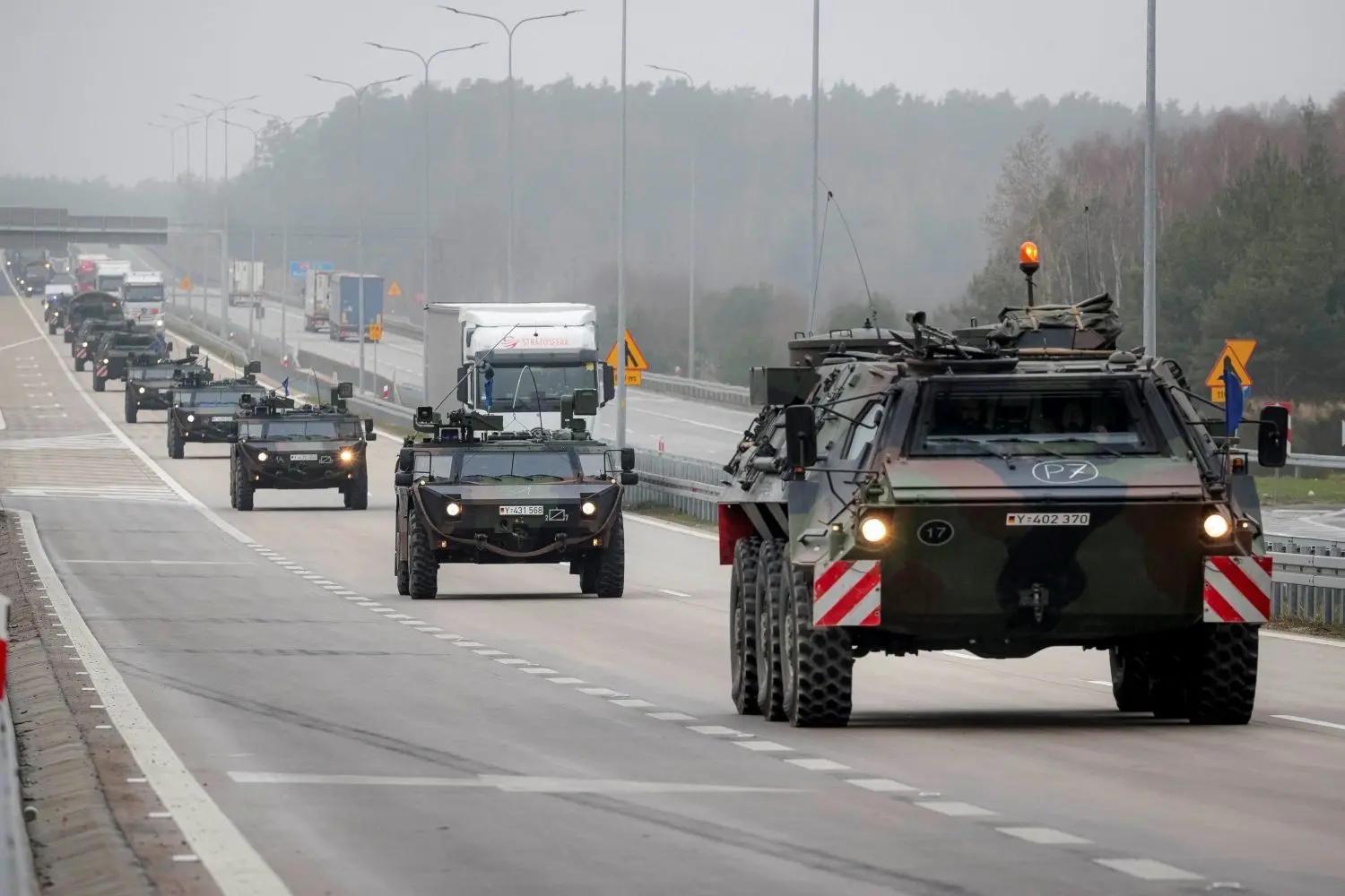 Achtung Kolonne! Bundeswehrsoldaten in Radfahrzeugen des Typs Boxer auf der Autobahnfahrt durch Brandenburg.