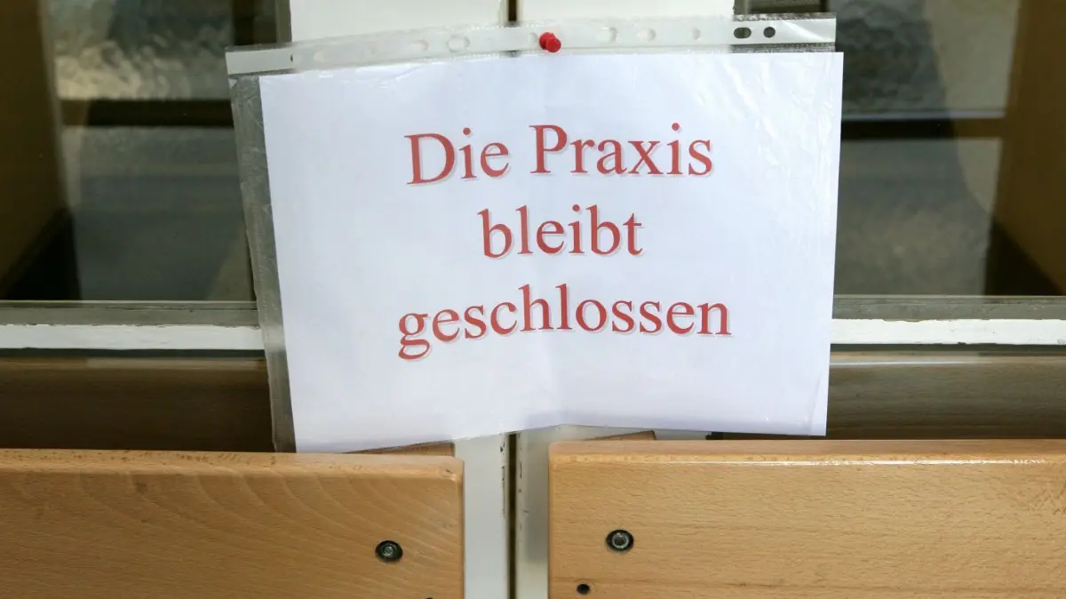 „Die Praxis bleibt geschlossen“ heißt es seit wenigen Wochen auch für die Allgemeinmedizin in der Artemis Augenklinik Lausitz. (Symbolbild)
ARCHIV - ILLUSTRATION - An einer Tür zu einer Arztpraxis hängt ein Schild mit der Aufschrift «Die Praxis bleibt geschlossen». In Ostbrandenburg fehlen nach Angaben der Betriebskrankenkasse BKK viele Mediziner. Foto: Patrick Pleul/dpa (zu dpa "Lösungen für Ärztemangel in Ostbrandenburg gesucht" vom 06.04.2016) +++ dpa-Bildfunk +++