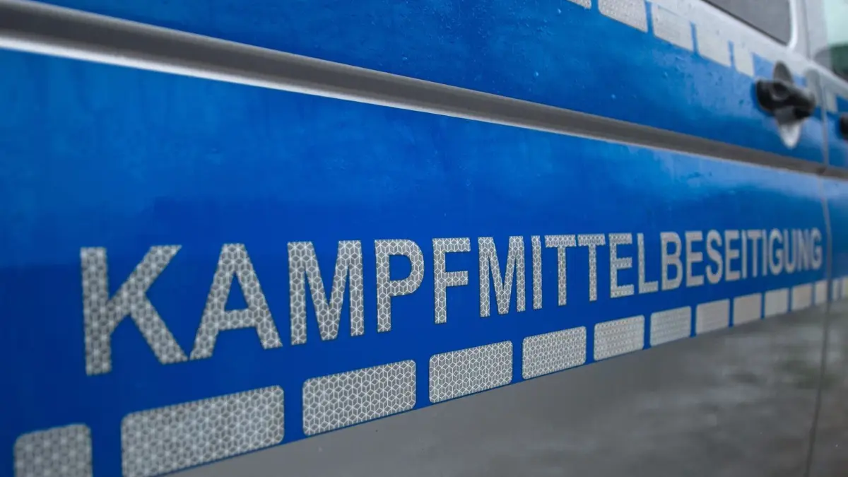 Die gefundene Bombe in Manschnow soll in wenigen Tagen gesprengt werden. Menschen müssen evakuiert werden. Alle Infos zum Sperrkreis. (Symbolbild)
ARCHIV - 07.03.2018, Niedersachsen, Lüneburg: «Kampfmittelbeseitigung» steht auf einem Fahrzeug vom Kampfmittelbeseitigungsdienst Niedersachsen. Nach dem Fund eines Blindgängers aus dem Zweiten Weltkrieg ist die Autobahn Osnabrück-Bielefeld (A33) bei Georgsmarienhütte gesperrt worden. Foto: Philipp Schulze/dpa +++ dpa-Bildfunk +++