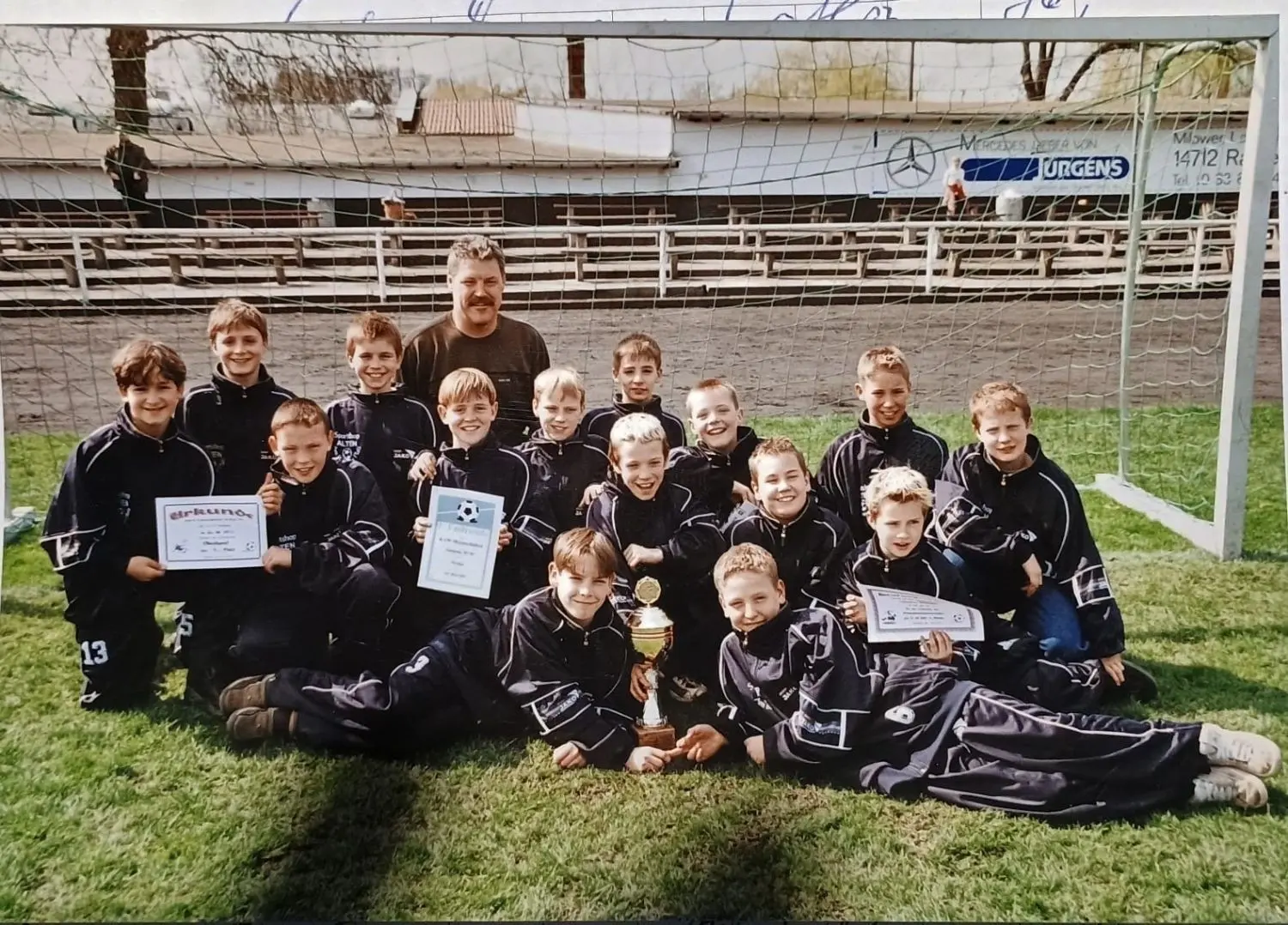 Trainer Ulrich Drasche mit der Kreisauswahl Oberhavel AK 10/11 vor fast 23 Jahren beim Turnier in Rathenow. Mit dabei Sebastian Mielitz, Nick Schrobback, Philipp Männel, Rick Uckel (hintere Reihe), David Kriz, Toni Kozminski, Marcel Tauschensky, Fabian Holland, Christopher Franz, Fabian Rosenberg (mittlere Reihe von links) sowie Sven Marten, Sven Schildroth, Adrian Volkmann (vordere Reihe von links) sowie liegend Nino Purrmann und Leo Wegener.