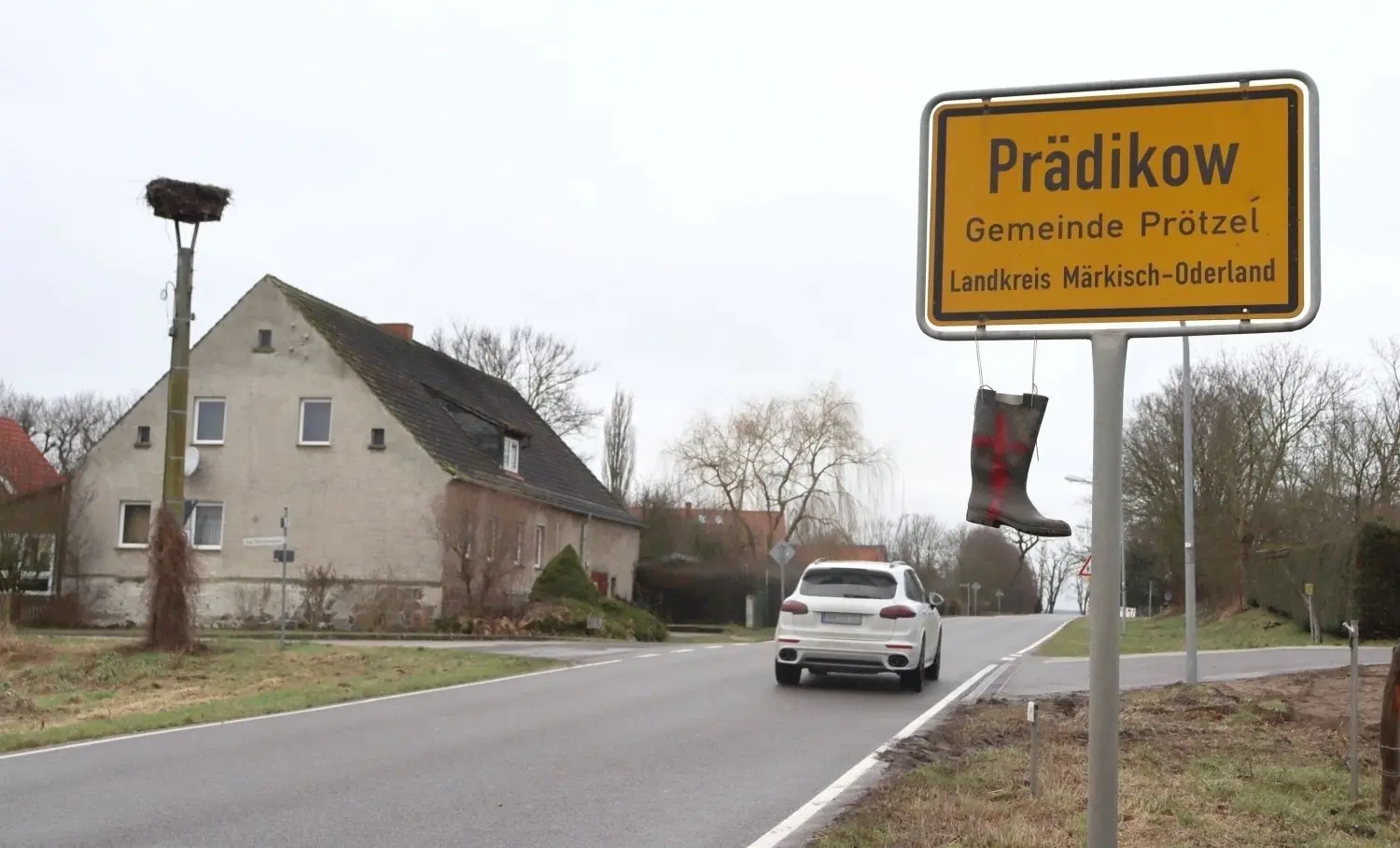 Sie Wollen Aus Einem Grundstück über Den Gehweg B168 in Prötzel: Warum Prädikow noch immer auf den Gehweg an der