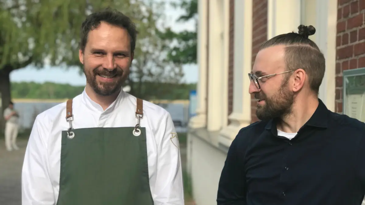 Gastgeber Patrick Schwatke (rechts) und sein Koch Thomas Hübner (links) empfangen die Gäste im Restaurant „Alte Überfahrt“ in Werder (Havel).
Hemme Milch