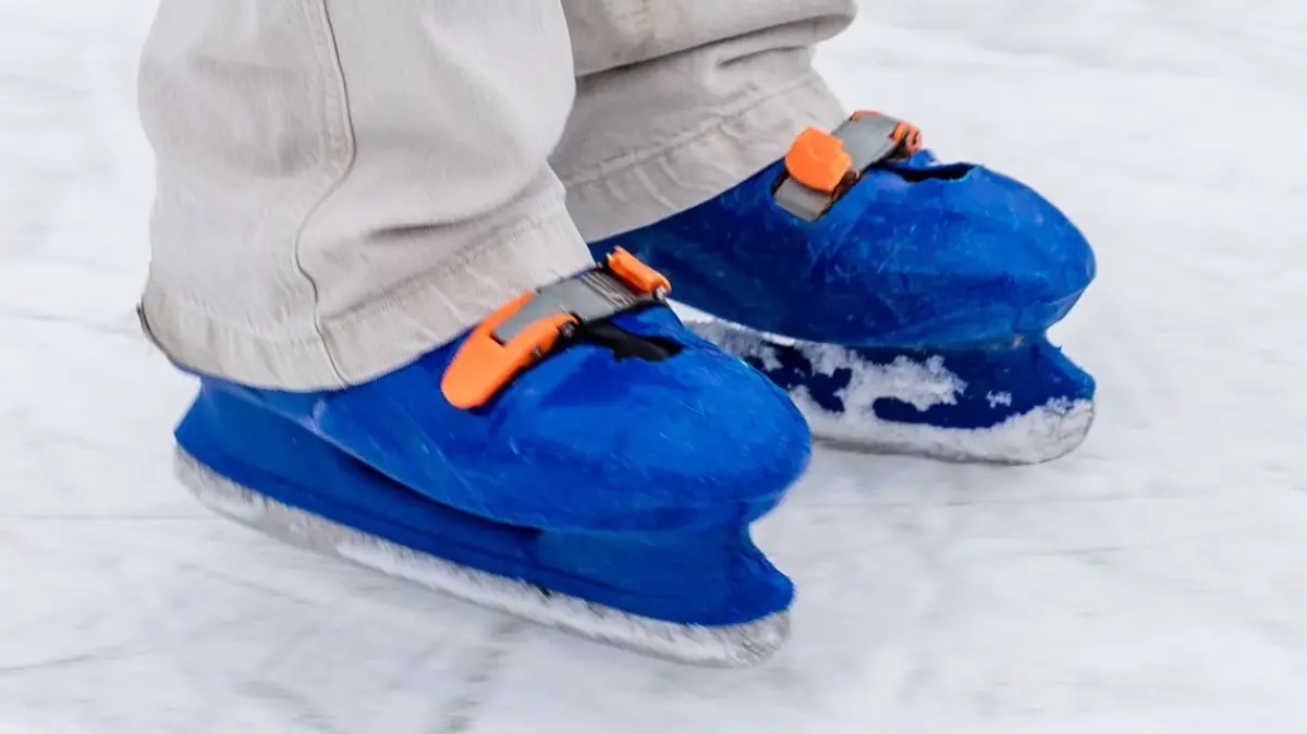 Vergnügen auf dem Eis: In Schlittschuhen können Kinder und Erwachsene am Wochenende ihre Runden in der Eislaufhalle im polnischen Słubice drehen. (Symbolbild)
Schlittschuhe eines Mädchens gleiten über das Eis.