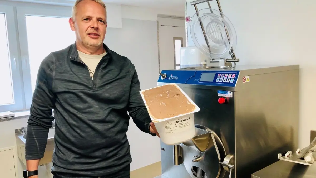 In der neuen Eis–Werkstatt von Olaf Lapp in Zollbrücke gibt es handgemachte Vielfalt. Was das Besondere ist und welche leckeren Sorten es gibt.
Eis in Zollbrücke