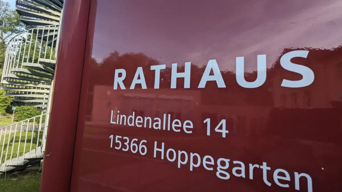 Rathaus Hoppegarten: Einige Gemeindevertreter wollen mit einem Abwahlverfahren Bürgermeister Sven Siebert des Amtes entheben.