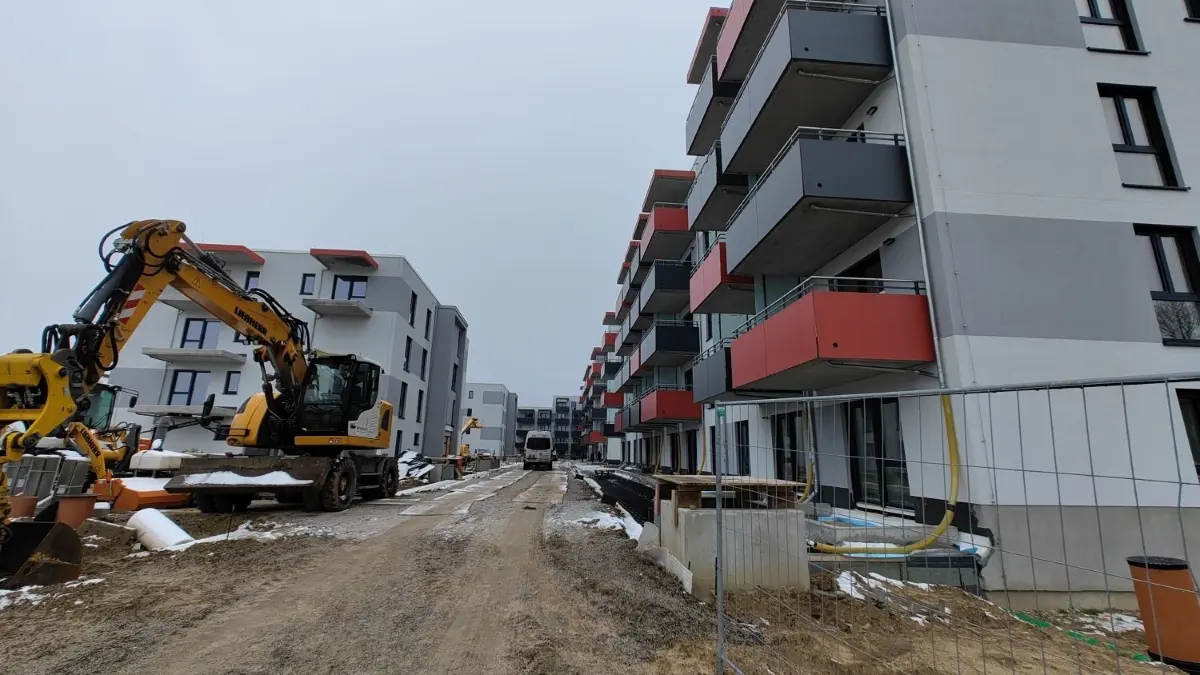 Wohnen auf der Baustelle: In der Herkulesstraße hat die Wobau 97 neue Wohnungen errichtet. Die ersten Mieter sind schon drin. Besonders stolz ist man auf die moderaten Mietpreise.
In der Kerkulesstraße hat die Wobau 97 neue Wohnungen errichtet. Besonders stolz ist man auf die moderaten Mietpreise.
