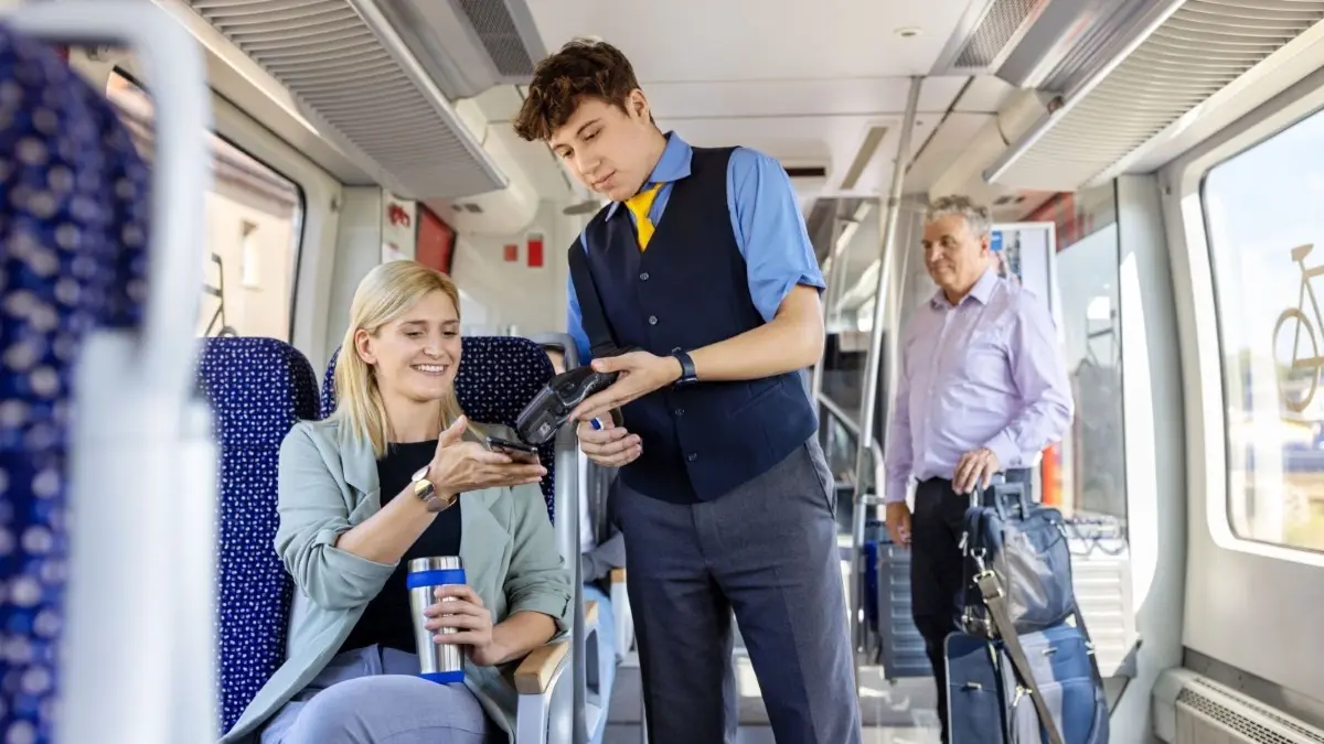 Fahrscheinkontrolle bei der Niederbarnimer Eisenbahn. Nicht immer geht es so reibungslos zu wie auf diesem Unternehmensfoto.
Fahrscheinkontrolle bei der Niederbarnimer Eisenbahn. Nicht immer geht es so komplikationslos zu wie auf diesem Unternehmensfoto.