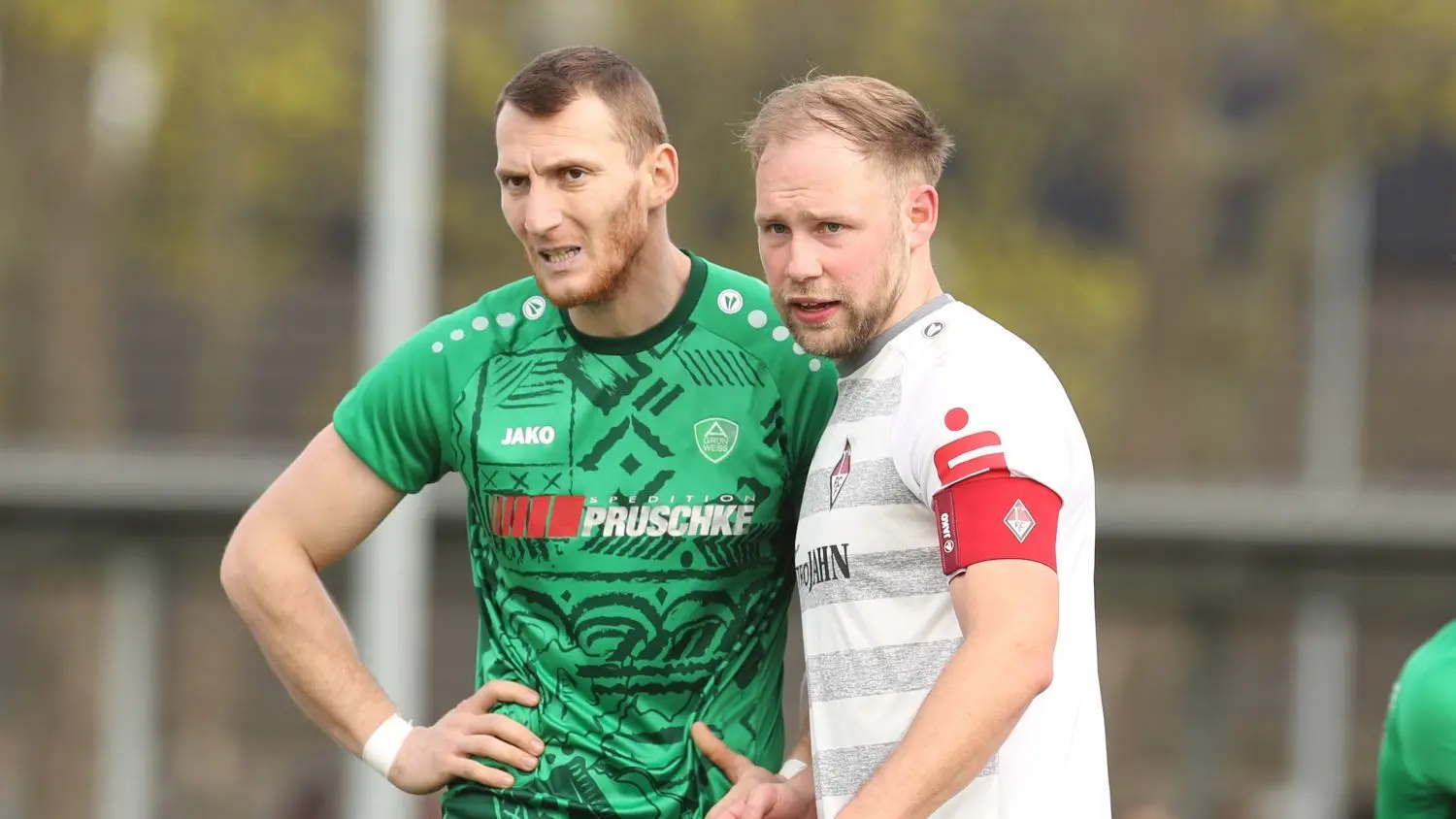 Sowohl der SV Grün-Weiß Ahrensfelde mit seinem Top-Torjäger Blenard Colaki (links), als auch der 1. FC Frankfurt mit Kapitän Marcel Lawrenz haben am 26. Spieltag der Brandenburgliga lösbare Aufgaben.