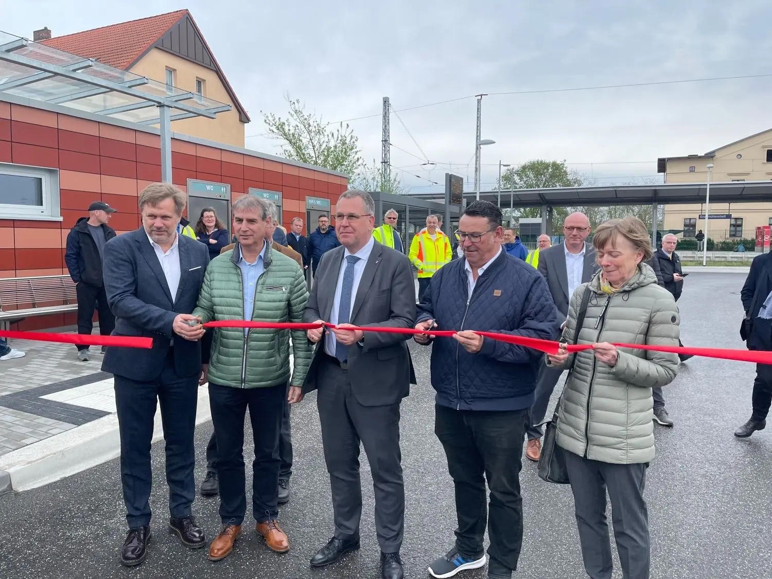 Das obligatorische Durchschneiden des roten Bandes durfte in Eisenhüttenstadt nicht fehlen: Landrat Frank Steffen, Bürgermeister Frank Balzer, Infrastrukturminister Rainer Genilke, Planer Henryk Böhm und Ute Kramer vom Bereich Tiefbau freuen sich über den Abschluss der Bauarbeiten.