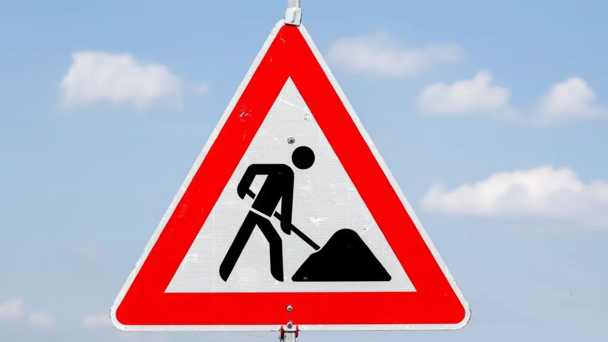 Bauarbeiten an einer Brücke bei Eisenhüttenstadt führen zu Behinderungen. Wie lange dauern die Einschränkungen?
Ein Schild weist auf die Baustelle an der A72 hin. Die Bauarbeiten an der Autobahn 72 von Chemnitz nach Leipzig kommen voran. Anfang August soll der vorletzte Abschnitt Borna-Rötha in Richtung Chemnitz für den Verkehr freigegeben werden, wie das Landesamt für Straßenbau und Verkehr in Dresden mitteilte. Die Gesamtfreigabe für den Abschnitt 5.1 sei für Ende September geplant. Er ist etwa 9,5 Kilometer lang und kostet rund 144 Millionen Euro. Im kommenden Jahr soll es noch Restarbeiten geben. Der Rückbau der B95 soll bis Ende 2021 abgeschlossen sein. +++ dpa-Bildfunk +++