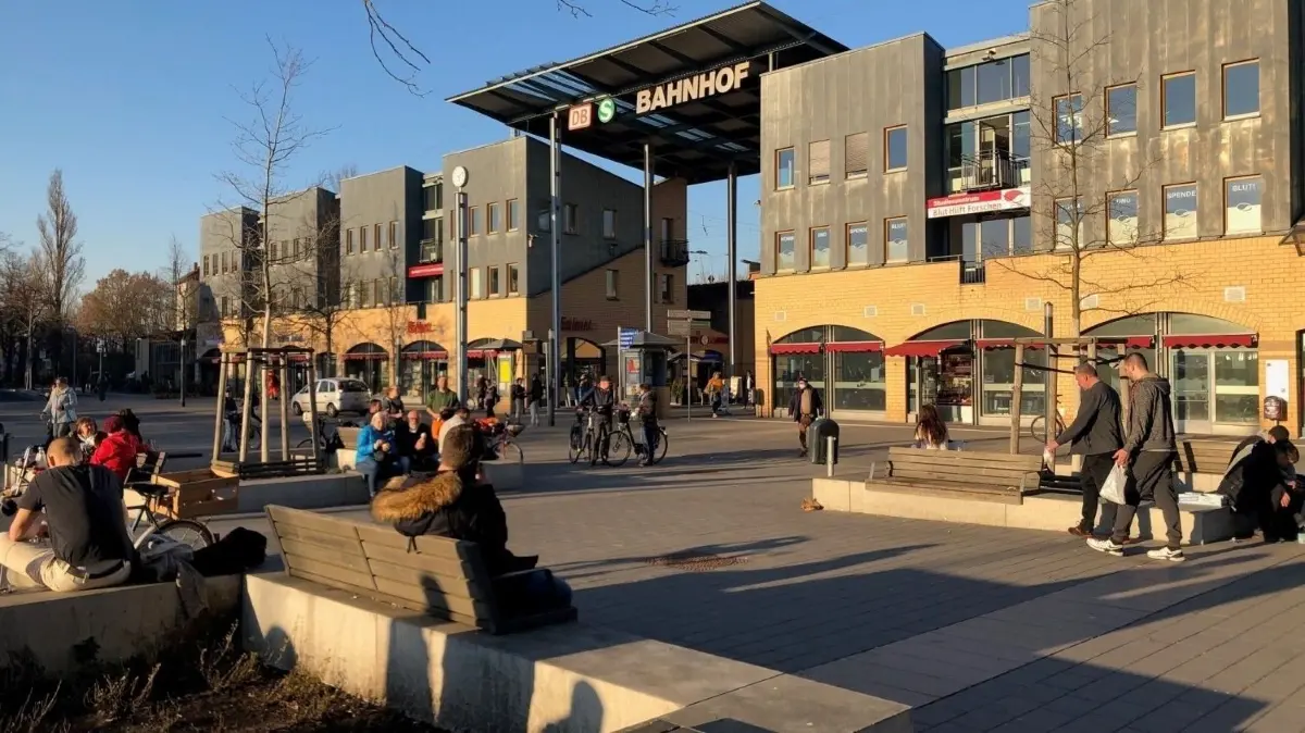 Der Betreiber des Hennigsdorfer Wochenmarktes würde diesen zumindest vorübergehend gern auf den Postplatz verlegen. Im Rathaus zeigt man sich skeptisch bis ablehnend.
Postplatz Bahnhof Hennigsdorf März 2022