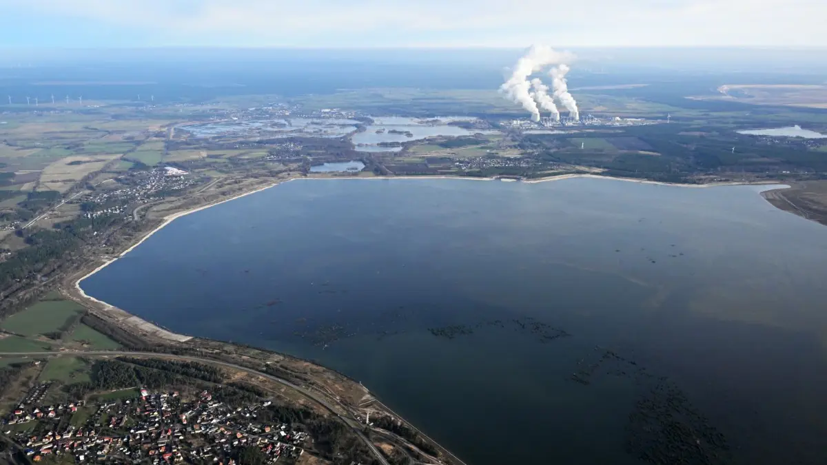 Seit Februar 2024 ist die Innenkippe komplett überspült und der Cottbuser Ostsee zeigt erstmals seine künftigen Ausmaße.
Luftaufnahme vom 18. Februar 2024
Der Cottbuser Ostsee verfügt jetzt als Ergebnis der Flutung der vergangenen Wochen über eine komplette Wasserfläche.
Neuendorf, Lakoma, Willmersdorf, Merzdorf