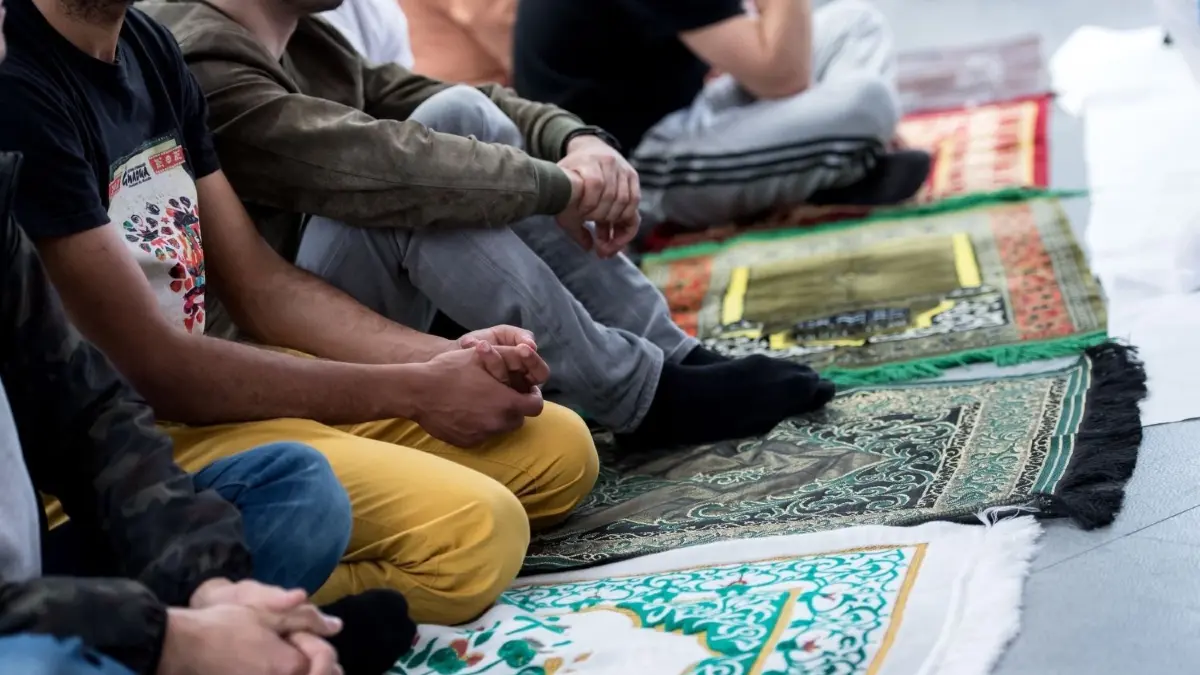 Auch in München wird 2024 der Ramadan gefeiert. Wann sind die Gebetszeiten und Iftar hier?
Muslime nehmen am 02.06.2017 in München (Bayern) in den Münchner Kammerspielen an einem Freitagsgebet teil. Als Reaktion auf fehlende Gebetsräume in der Münchner Innenstadt haben Muslime ihr Freitagsgebet zum zweiten Mal in Folge in den Münchner Kammerspielen verrichtet. (zu dpa «Muslime beten wegen Platzmangels in Münchner Theater» vom 02.06.2017) Foto: Sven Hoppe/dpa ++ +++ dpa-Bildfunk +++