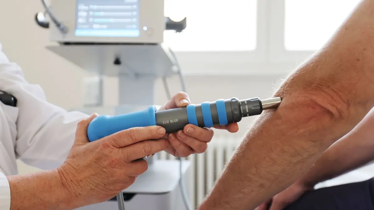 Teil der multimodalen Schmerztherapie in Eberswalde: die Stoßwellentherapie. Sie kommt zum Beispiel bei Fersensporn, Kalkschulter oder Tennisarm zur Anwendung.
Schmerzambulanz im Forßmann-Krankenhaus Eberswalde am 09.04.2024