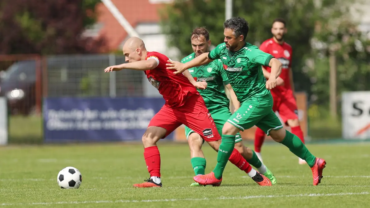 29. ST BBL Ahrensfelde — Seelow : Ahrensfelde, 04.05.24, 29. ST BBL Ahrensfelde - Seelow
Manuel Schmiedebach (rechts) gegen Seelows Till Schubert
Foto: Carola Voigt
