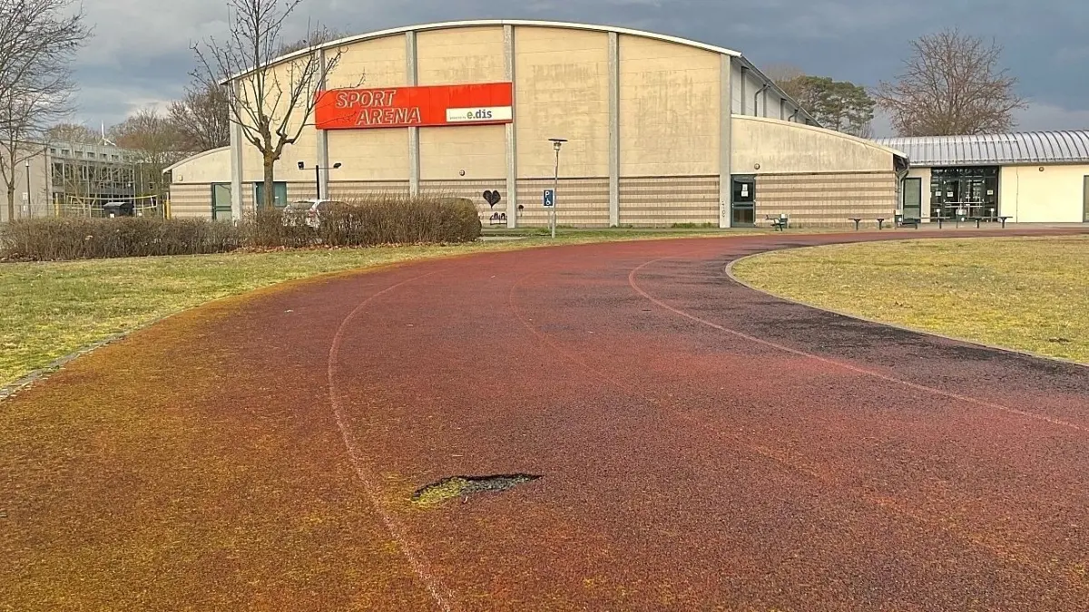 Die Edis Sportarena in der Hegelstraße in Fürstenwalde: Die Stadtverordneten haben sich dafür ausgesprochen, dass die Tartanbahn und das Dach erneuert werden sollen.
Edis_Arena