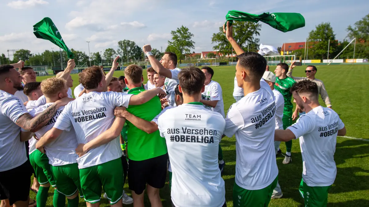 BBL Ahrensfelde — Seelow 2023/24: Fussball, Herren, Saison 2023/2024, Brandenburgliga (29. Spieltag), SV Grün-Weiss Ahrensfelde - SV Victoria Seelow, Ahrensfelde feiert die Meisterschaft und den damit verbundenen Aufstieg in die NOFV Oberliga Nord, 04.05. 2024, Foto: Sebastian Räppold / Matthias Koch