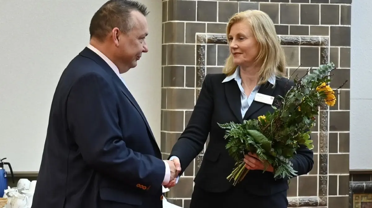 Vize–Landrätin Susanne Rieckhof (SPD) hat Sven Herzberger bei der Stichwahl im November 2023 unterstützt. Zum Amtsantritt am 1. März 2024 überreicht sie ihm einen Blumenstrauß.
Susanne Rieckhof (SPD) hat Sven Herzberger bei der Stichwahl im November unterstützt. Zum Amtsantritt überreicht sie ihm einen Blumenstrauß.