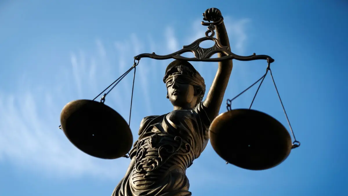 Eine Statue der Justitia hält eine Waage in der Hand. Noch ist unklar, wie das Urteil am Amtsgericht Oranienburg gegen die Angeklagte, die nach einem Streit über Fußball einen Bungalow in Bergfelde angesteckt haben soll, ausfällt. Der Staatsanwalt fordert eine Haftstrafe, der Verteidiger Freispruch.
ARCHIV - 09.09.2014, Bayern, Bamberg: Eine Statue der Justitia hält eine Waage in der Hand. (zu dpa: «Bewährungsstrafe nach Fenstersturz einer Jugendlichen») Foto: David-Wolfgang Ebener/dpa +++ dpa-Bildfunk +++