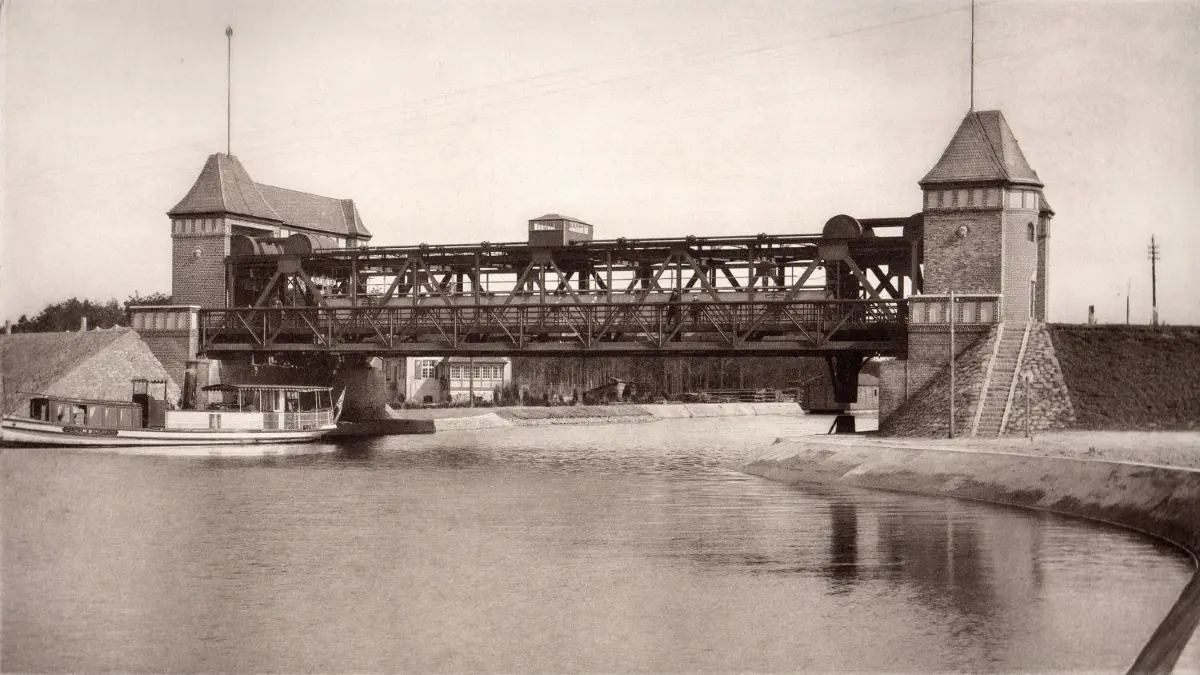 Eine alte Ansicht der im Krieg beschädigten Wassertorbrücke in Eberswalde. Hier wurde 1949 eine Leiche versenkt.
Wassertorbrücke bei Eberswalde