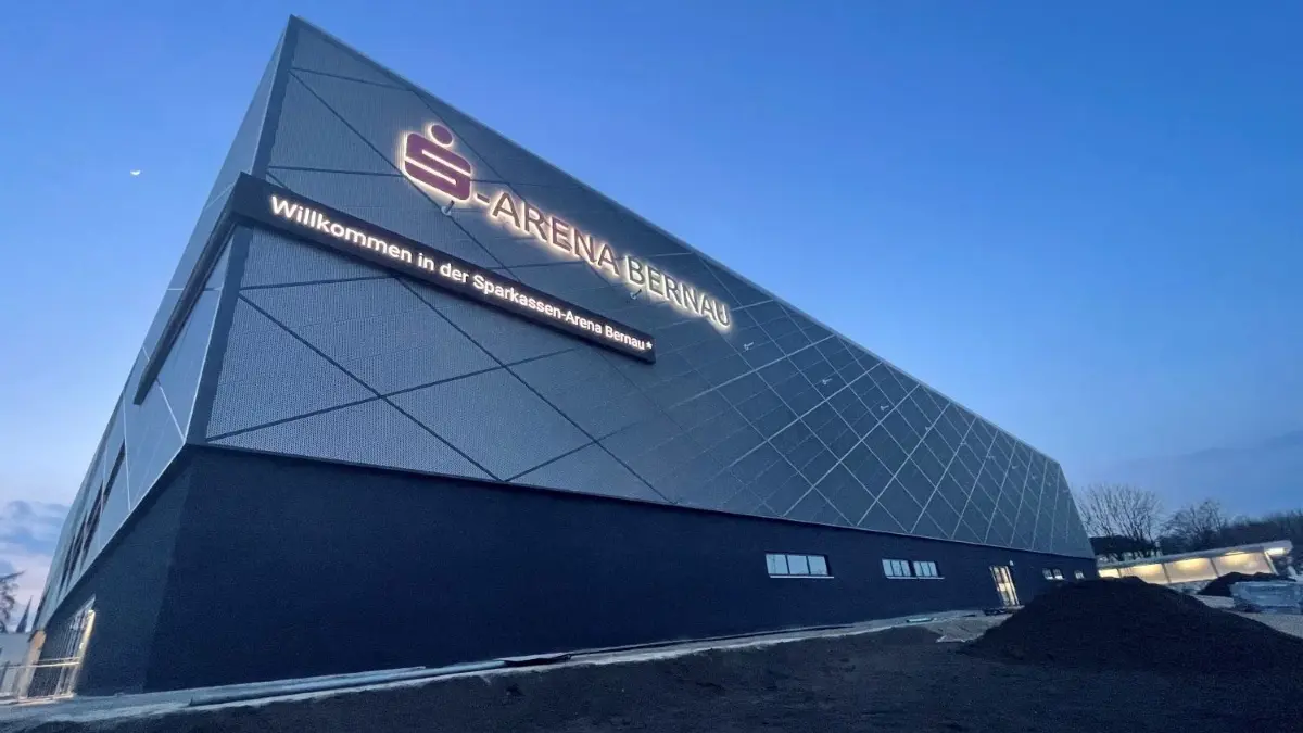 Am Wochenende steigt mit der Deutschen Meisterschaft Latein in der neuen Sparkassen–Arena die erste Großveranstaltung mit rund 200 Tänzerinnen und Tänzern sowie 1000 Besuchern.
Nach knapp drei Jahren Bauzeit ist die Sparkassen-Arena in Bernau so gut wie fertig. Am Wochenende steigt dort die erste Großveranstaltung mit rund 1000 Besuchern.