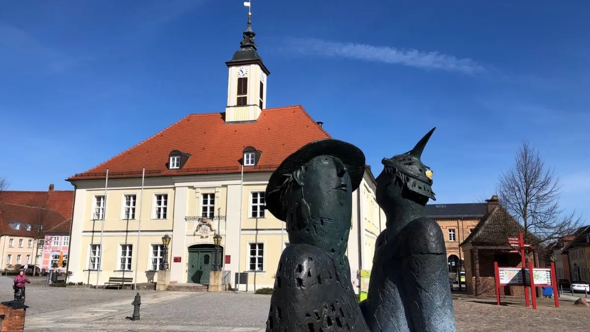 Das historische Rathaus Angermünde mit den Figuren des zeitgenössischen Marktbrunnens auf dem Marktplatz.
Das historische Rathaus Angermünde mit den Figuren des zeitgenössischen Marktbrunnens auf dem Marktplatz.