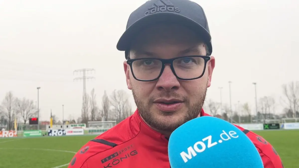 Frankfurts Trainer nach dem Spitzenspiel: Bei Grün–Weiß Ahrensfelde spielte der 1. FC Frankfurt am Nachholspieltag der Brandenburgliga 3:3. Auch Co–Trainer Sascha Kloß stellte sich den Fragen.
Ahrensfelde, 30.03.24, BBL Grün-Weiß Ahrensfelde - 1. FC Frankfurt, Co-Trainer 1. FC Frankfurt: Sacha Kloß