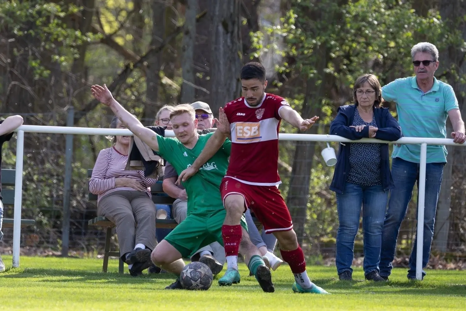 Wow Buckow: Der BSC Süd führte schon 2:0 gegen Buckow/Waldsieversdorf, musste aber zwei Gegentore hinnehmen. Justin Wieher (links) und der Brandenburger Pedro Paulo Nonato Alves lieferten sich deftige Duelle.