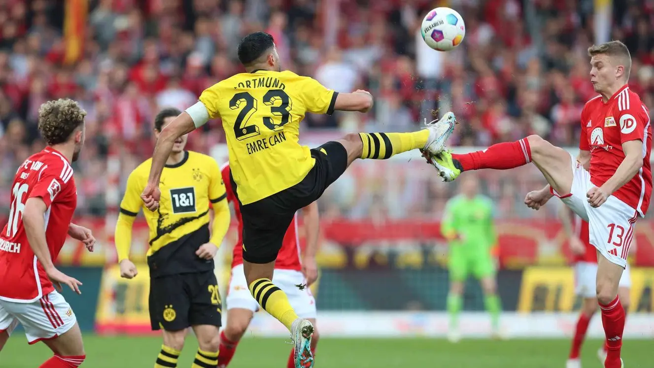 In dieser Szene kämpfen Andras Schäfer (rechts) von Union Berlin und der Dortmunder Emre Can um den Ball.