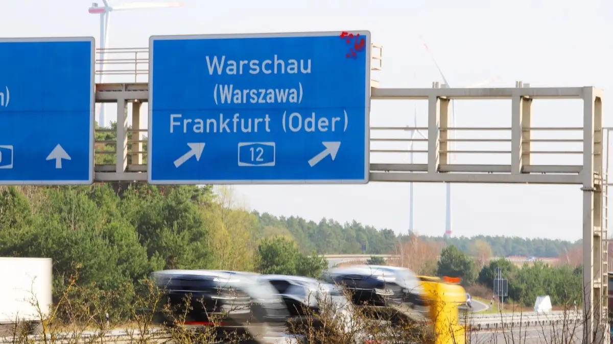 Wichtige Verkehrsader: Am Dreieck Spreeau treffen A12 und A10 aufeinander. Täglich sind dort mehrere Zehntausend Fahrzeuge unterwegs.
Wichtige Verkehrsader: Am Dreieck Spreeau treffen A12 und A10 aufeinander. Täglich sind dort mehrere Zehntausend Fahrzeuge unterwegs.
