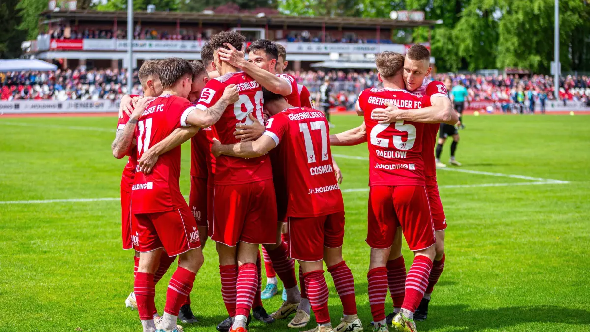 Jubel beim Greifswalder FC nach dem Tor zum 3:1 durch Soufian Benyamina (Nummer 90) GER, Fussball, Herren, Regionalliga : Jubel beim Greifswalder FC nach dem Tor zum 3:1 durch Soufian Benyamina Nummer 90 GER, Fussball, Herren, Regionalliga Nordost, Saison 2023/2024, Greifswalder FC - FSV Zwickau, Volksstadion *** Cheers at Greifswalder FC after Soufian Benyaminas goal for 3 1 GER number 90, Football, Men, Regionalliga Nordost, Season 2023 2024, Greifswalder FC FSV Zwickau, Volksstadion