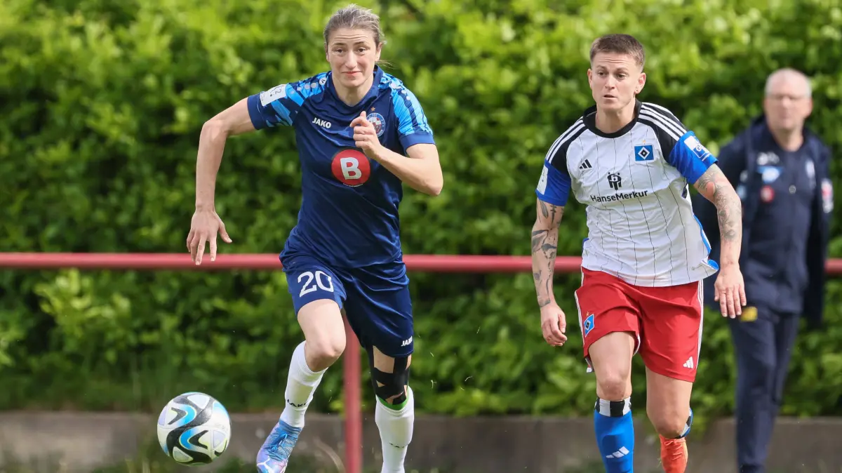 v.li.: Bianca Schmidt (1. FFC Turbine Potsdam, 20) und Jobina Lahr (Hamburger SV, 31) im Zweikampf, Duell, Dynamik, Akti: v.li.: Bianca Schmidt 1. FFC Turbine Potsdam, 20 und Jobina Lahr Hamburger SV, 31 im Zweikampf, Duell, Dynamik, Aktion, Action, Spielszene, DIE DFB-RICHTLINIEN UNTERSAGEN JEGLICHE NUTZUNG VON FOTOS ALS SEQUENZBILDER UND/ODER VIDEO?HNLICHE FOTOSTRECKEN. DFB REGULATIONS PROHIBIT ANY USE OF PHOTOGRAPHS AS IMAGE SEQUENCES AND/OR QUASI-VIDEO., 05.05.2024, Hamburg Deutschland, Fussball, 2. Frauen-Bundesliga, Hamburger SV - 1. FFC Turbine Potsdam *** from left Bianca Schmidt 1 FFC Turbine Potsdam, 20 and Jobina Lahr Hamburger SV, 31 in a duel, dynamic, action, action, game scene, THE DFB REGULATIONS PROHIBIT ANY USE OF PHOTOGRAPHS AS IMAGE SEQUENCES AND OR QUASI VIDEO , 05 05 2024, Hamburg Germany , Football, 2 Womens Bundesliga, Hamburger SV 1 FFC Turbine Potsdam xobx