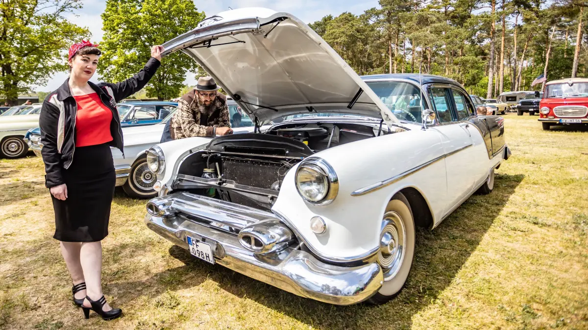 Gut besucht war der Helenesee auch noch nach Christi Himmelfahrt. An das Brauereifest schloss sich nahtlos das Motorfestival an, bei dem vor allem Western und Rock´n´Roll Freunde auf Ihre Kosten gekommen sind. Neben Oldtimern aus aller Herren Länder und auch modernen Autos aus den USA waren am Freitag und Sonnabend auch viele Trucks zu sehen. Auf der Hauptbühne gab es unter anderem einen Linedance Workshop, bei dem sich viele Interessierte beteiligten. Bei den Oldtimern war auch Tia Protz unterwegs, die sich hier das Oldsmobile 98 von Lars Herrmann anschaut. Noch hat sie keinen eigenen Oldtimer. Möchte dies aber demnächst unbedingt ändern und vielleicht im nächsten Jahr mit dem eigenen Wagen auf dem Motorfestival am Helenesee vorfahren. Auch der 6-Jährige Oskar interessiert sich schon für die Motoren der US-Cars und schaut sich ganz genau den Hot Rod auf Basis eines Fords an. Eigentlich will er Elektriker werden, vielleicht schwenkt er aber auch noch mal um auf Maschinenbau.