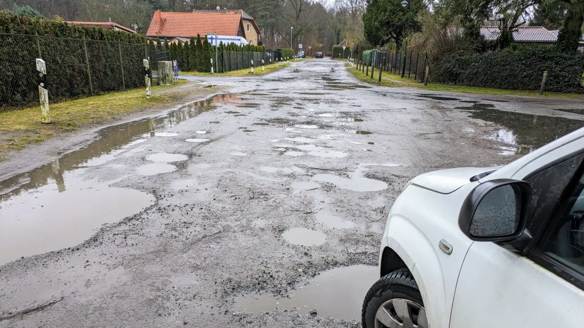 Thuner Straße/Donaustraße in Panketal, tiefe Schlaglöcher auf der Straße, Oktober 2023