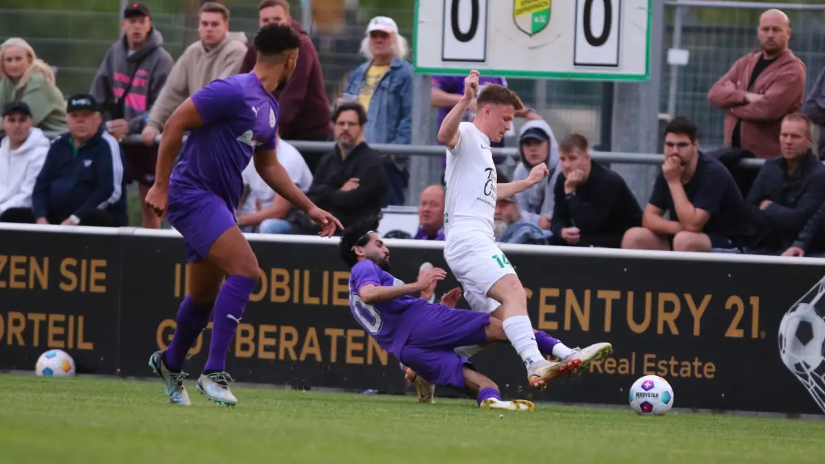 Fußball Landesliga Einheit Zepernick gegen SV Altlüdersdorf, Süleyman Gül gegen Luca Grabarek (in Weiß)