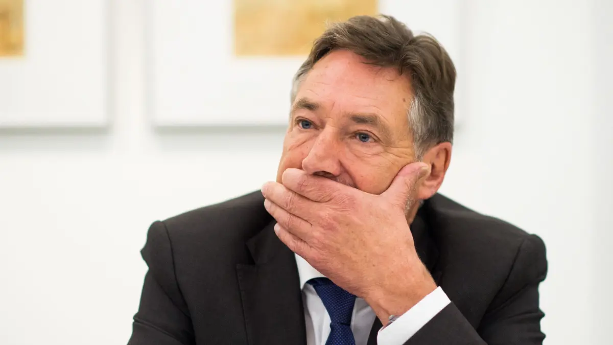 ARCHIV - Der Oberbürgermeister der Landeshauptstadt Potsdam, Jann Jakobs (SPD) verfolgt am 09.09.2016 in Potsdam (Brandenburg) schweigend dem Verlauf einer Pressekonferenz. Potsdams Oberbürgermeister Jann Jakobs (SPD) stellt sich nach einhelligen Medienberichten 2018 nicht zur Wiederwahl und geht stattdessen in den Ruhestand. (zu dpa «Potsdams OB Jakobs geht 2018 in den Ruhestand» vom 13.03.2017) Foto: Klaus-Dietmar Gabbert/dpa +++ dpa-Bildfunk +++