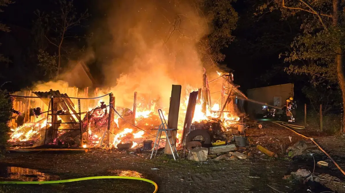 Lichterloh in Flammen: In der Nacht zum Dienstag brannte im Buschgarten eine Scheune vollständig aus.