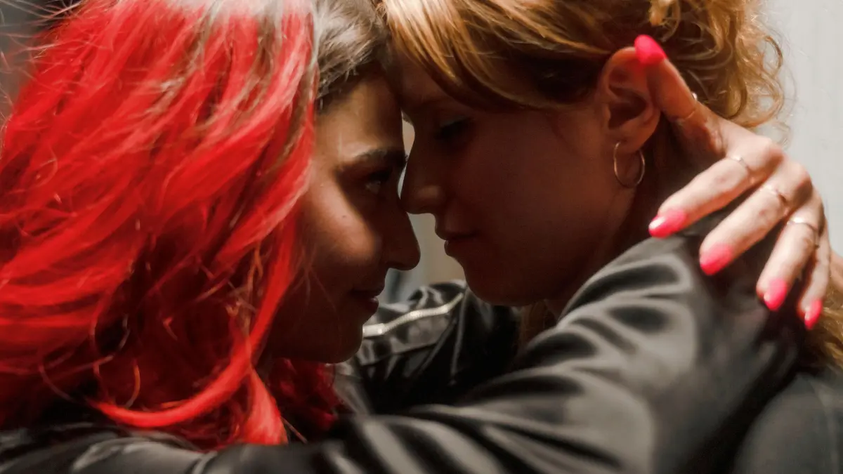 Unzertrennlich: die beiden Freundinnen Leonie (Katharina Stark, r.) und Aalisha (Hannah Gharib, l.)