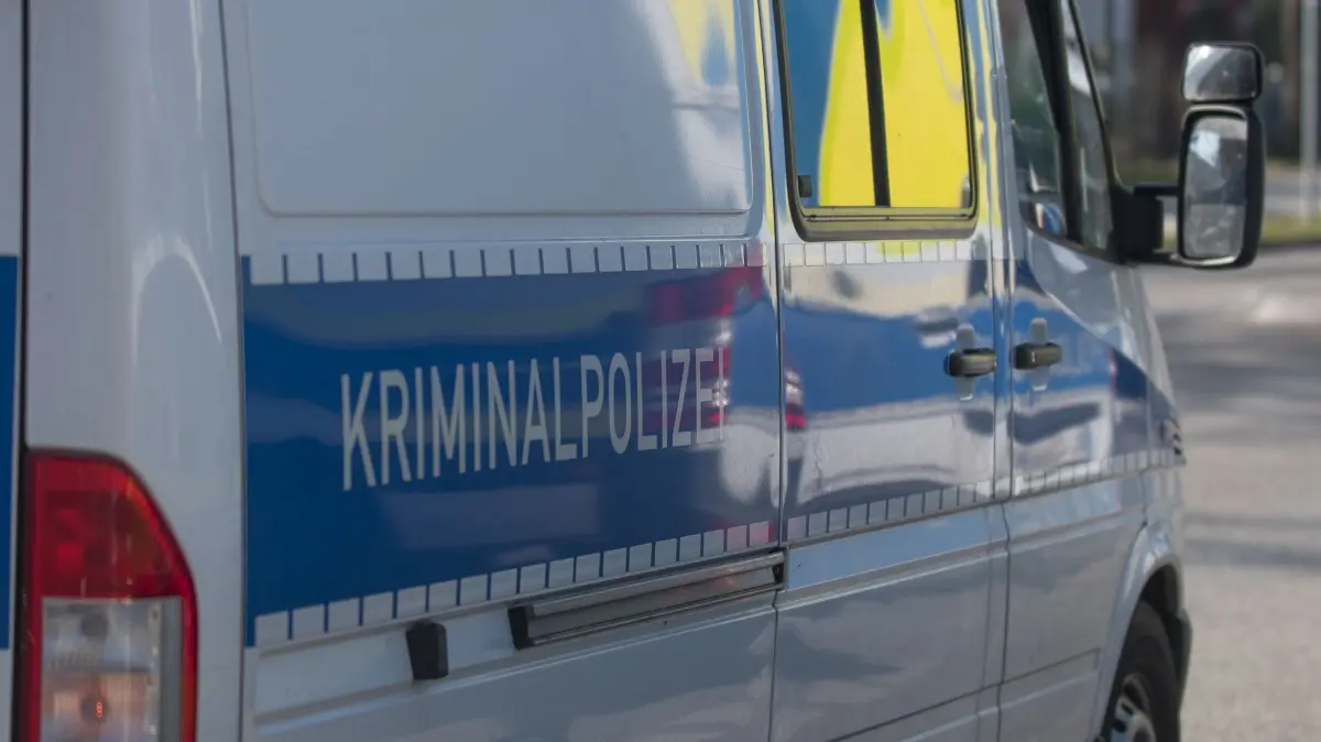 In Garzau soll ein Mann mit einer Machete mehrere Menschen bedroht haben. Die Kriminalpolizei ermittelt. (Symbolbild)