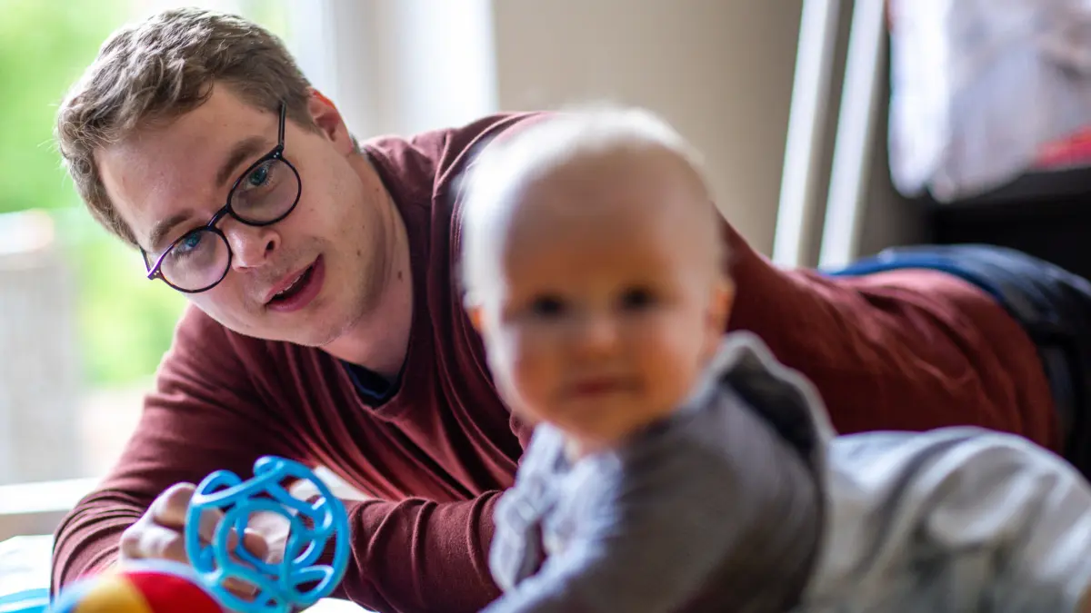 Berlin: Pünktlich zum Vatertag veröffentlicht das Statistische Bundesamt die Ergebnisse seiner Umfrage zur Kinderbetreuung. Die meisten Väter verbringen Zeit mit ihren Kindern beim Spielen, während Mütter immer noch viel mehr managen (Symbolbild).