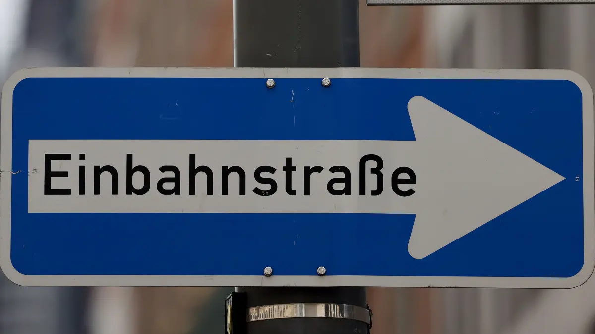 243263379: Das Straßenschild der Cardinalstraße in der Nähe des Domes hängt über dem Verkehrsschild einer Einbahnstraße. Papst Franziskus hat eine Überprüfung des Erzbistums Köln von Kardinal Woelki angeordnet. Er entsendet eine sogenannte Apostolische Visitation in das größte deutsche Bistum, das sich seit Monaten in einer schweren Krise befindet.Service+++ dpa-Bildfunk +++Aufnahmedatum28.05.2021Bildnachweispicture alliance/dpa | Oliver Berg