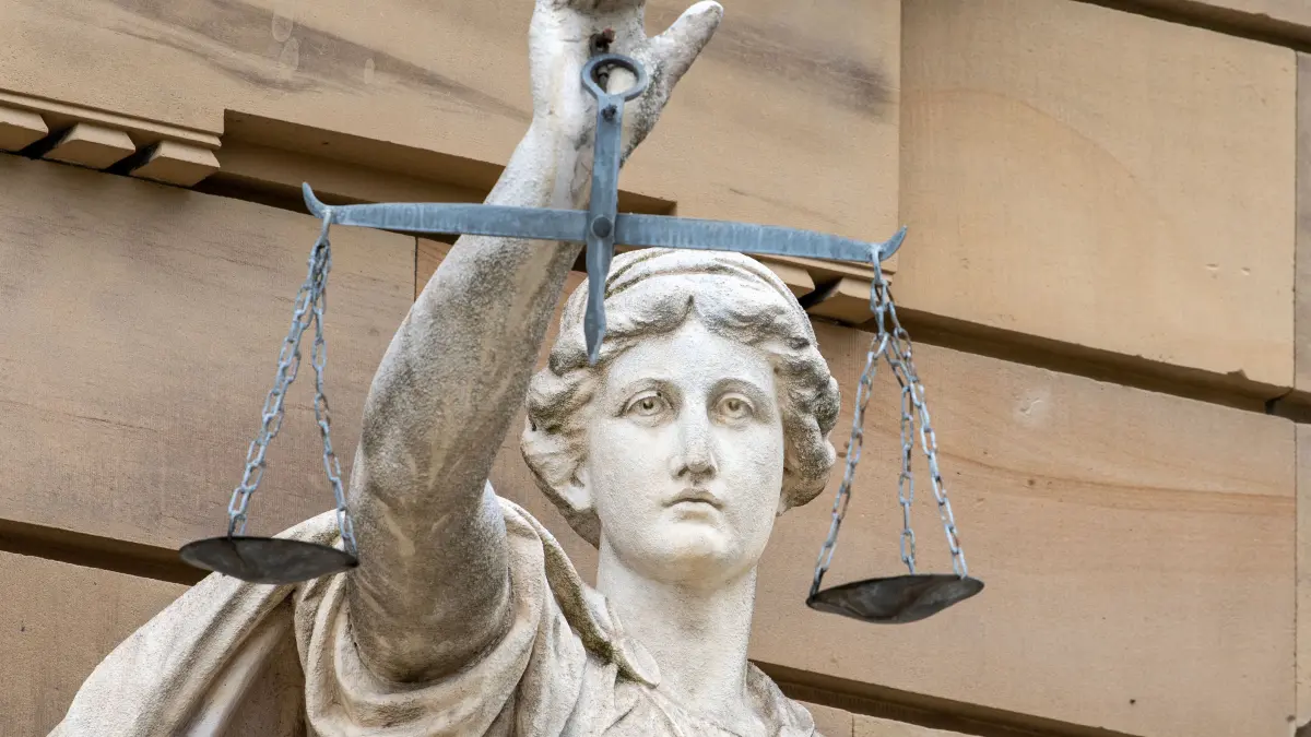 Vor dem Gebäude des Amt- und Landgerichts in Ulm steht eine Statue der Göttin Justitia. (zu dpa: «Mordprozess gegen Mutter nach Tod von zwei Kindern beginnt») +++ dpa-Bildfunk +++