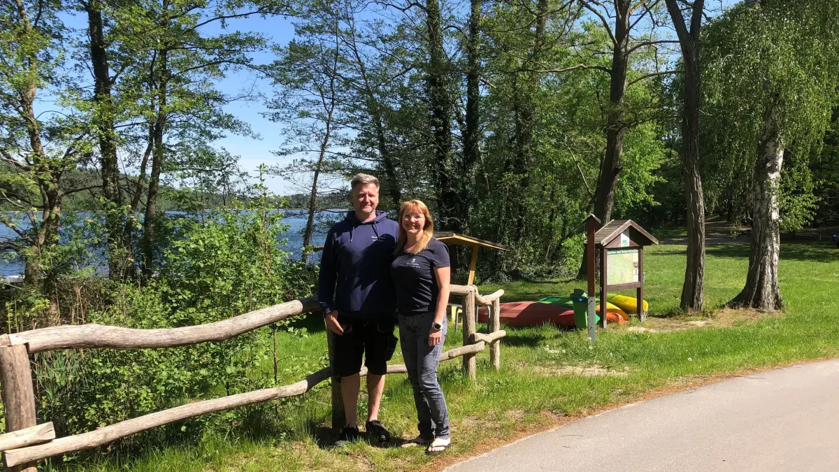 Silke Seidel und Marcel Bodling, Betreiber des Naturcampingplatzes Springsee. Der Platz bietet neben schönen Stellplätzen sehr viel Ruhe, um inmitten einer idyllischen Natur das Leben zu entschleunigen.