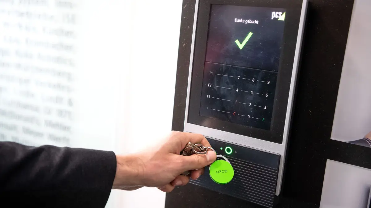 Arbeitszeiterfassung: ARCHIV - 14.05.2019, Bayern, München: ILLUSTRATION - Ein Mitarbeiter erfasst seine Arbeitszeit digital an einem Terminal. D (zu dpa: «Beschäftigte leisteten 2023 rund 1,3 Milliarden Überstunden») Foto: Sina Schuldt/dpa +++ dpa-Bildfunk +++