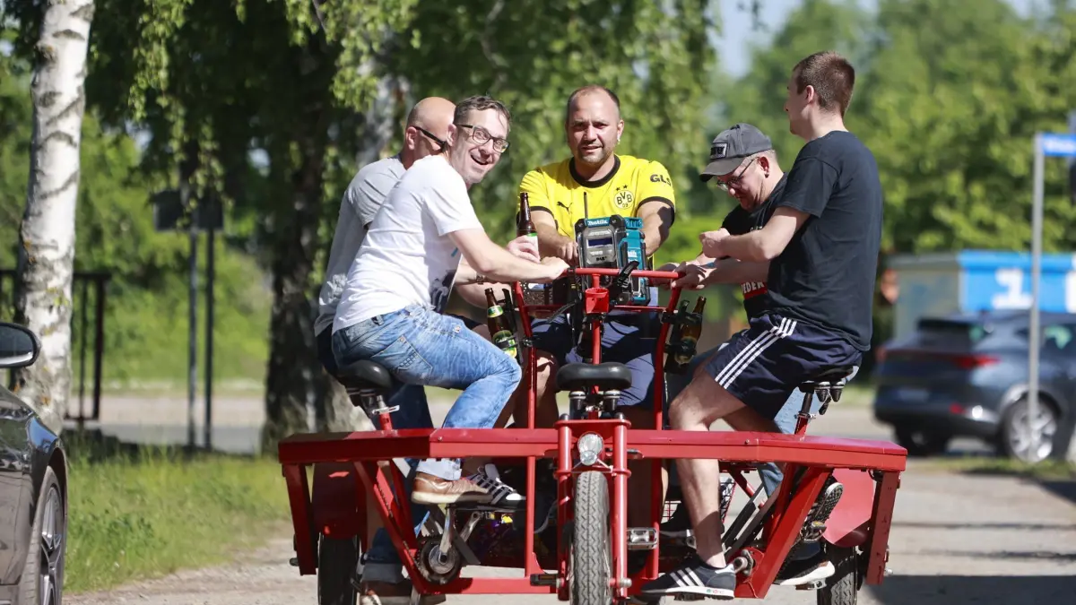 Christi Himmelfahrt — Herrentag in Sachsen–Anhalt: 09.05.2024, Sachsen-Anhalt, Darlingerode: Eine Männergruppe aus Rieder ist mit einem «Party-Bike» unterwegs und feiert an Christi Himmelfahrt, den Herrentag. Foto: Matthias Bein/dpa +++ dpa-Bildfunk +++