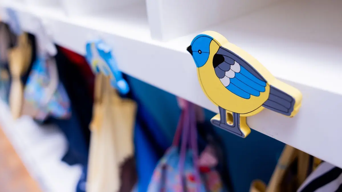 Kindertagesstätte: ARCHIV - 29.04.2024, Nordrhein-Westfalen, Neuss: Ein Vogel-Symbol, aufgenommen in der Garderobe in einer Kindertagesstätte (Kita). (zu dpa: «Linken-Fraktion fordert Verbesserungen in Kitas») Foto: Rolf Vennenbernd/dpa +++ dpa-Bildfunk +++