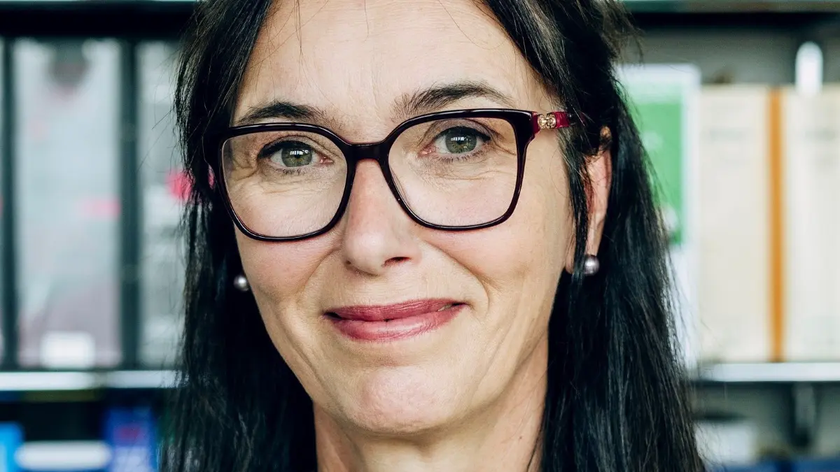 Heide Rezepa-Zabel von der ZDF-Sendung Bares für Rares ist am 19. Mai 2024 in Oranienburg, sie bewertet Archiv-Stücke vom Regionalmuseum Remo im Schloss und begutachtet später zwei Stunden lang Objekte der Oranienburger, Fotonachweis: Heide Rezepa-Zabel