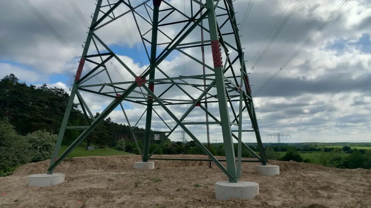 Uckermark-Leitung: Auch auf dem Gehöft von Peter Böckelmann in Chorin wurde ein massiver Mast errichtet.