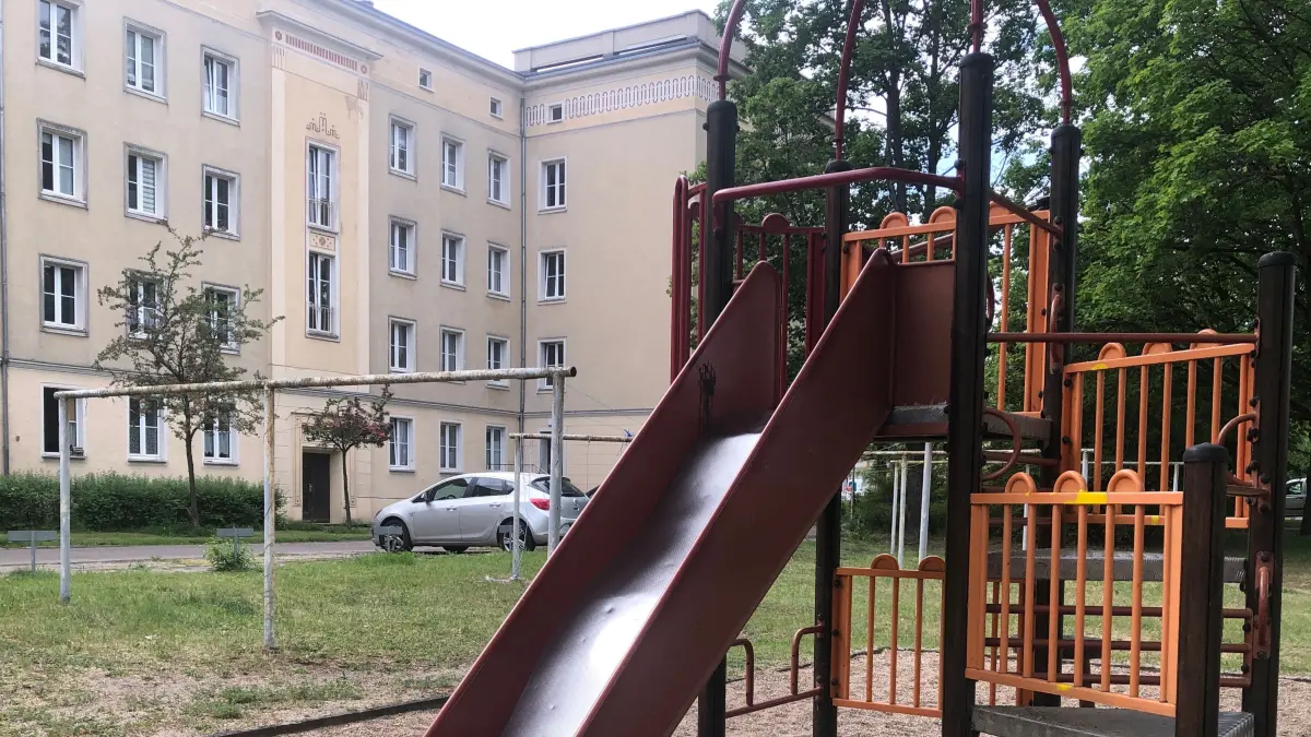 Spielplatz im Hofbereich der Saarlouiser Strae 24 in Eisenhüttenstadt. Über den Spielplatz gab es Beschwerden.
