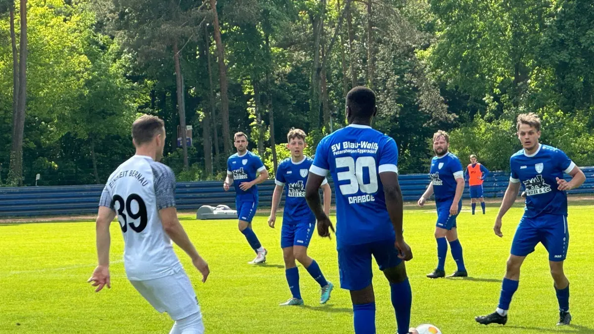 Offensivakteur Foday Darboe (Petershagen) kurz nach seiner Einwechslung im Ballbesitz. Am Ende konnte auch er aber die Niederlage gegen die Einheit aus Bernau nicht mehr verhindern.